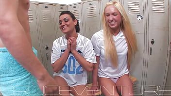 Abspielen Bruce Venture, Charley Chase und Victoria White Umkleideraum Blowjob