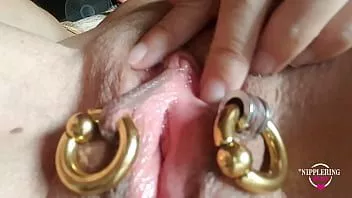 Играть Nippleringlover возбужденная мать играет с пирсингованной киской, трет клитор, экстремально проколотые соски крупным планом