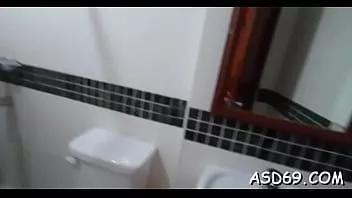 Jouer Prick hammers enchanteresse la grotte d'une fille exotique à peine légale