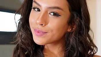 play Hermosa latina adolescente con grandes tetas se encuentra con una polla