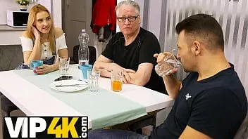 Oynat Baba4k. heyecanlı sarışın gizlice mutfağa girer ve bfs yaşlı babayı baştan çıkarır