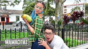 play Carnedelmercado - (blue maria, logan salamanca) - une adolescente latina à lunettes a un cul parfait et une chatte serrée à baiser