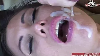 Reproduzir Gatinha morena com seios grandes leva uma surra no cu e um tratamento facial depois