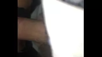 Reproducir Esposa tailandesa en mono adorando el plug anal