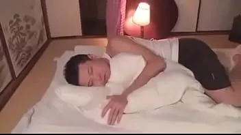 play 母亲试图帮助心碎的儿子