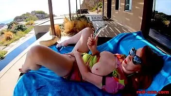 play Redhead MILF red xxx se masturbe dehors au bord de la piscine