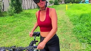 play Le touriste aide un cycliste latina excité dans le besoin