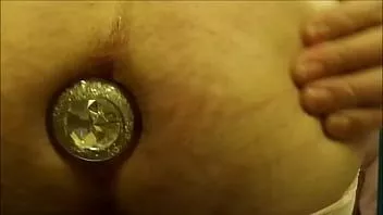 تشغيل جاكلين 2 في سراويل وردية جديدة تظهر لها مقابس بعقب