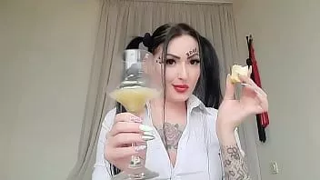 تشغيل يبصق التفاح الحلو واللذيذ للصبي القذر. افتح فمك واستمتع بكوكتيل لا ينسى من dominatrix nika.