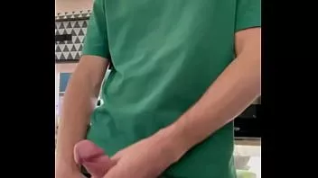 play 一个十几岁的男孩玩着他可爱的大鸡巴，并在镜头前射精