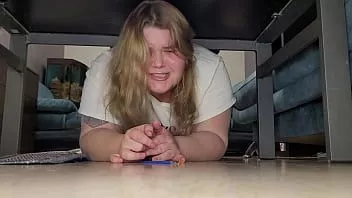 play Zerżnął mocno swoją dziewczynę w duży tyłek i spuścił się na nią
