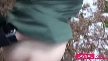 play Halka açık bir parkta riskli açık havada seks neredeyse kış baskısında yakalandı ve popo dondurucu soğukta becerdin