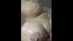 play MILF latină nu poate rezista unui creampie bun în timp ce se masturbează cu un vibrator în baie