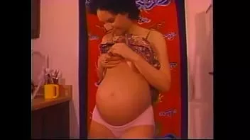 播放 黑人帮助隔壁即将生产的白人女孩做家务，并提供她的原料来抹肚子