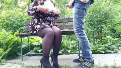 play Melengkung MILF Memberikan Intens Handjob di Masyarakat