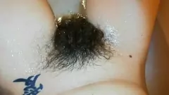 Abspielen Haarige Pussy-Überlastung: Nahaufnahme von nassem und saftigem Rosa!