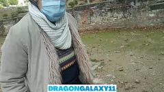 play Outdoor Lowjob in the Park: Hot Brunette daje intensywną POV BJ