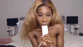Abspielen Sexy schwarze Schönheit Kinsley mit frechen 32d-Brüsten
