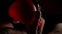 Putar Nyonya mendominasi dengan sarung tangan tinju sambil mendapatkan blowjob