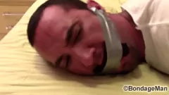 播放 紧密的束缚：维克多·萨克（Victor Sockgaggag）和录音带（Tapegaggaggaggag），嘴里的袜子和包裹的头部 - 完整的视频