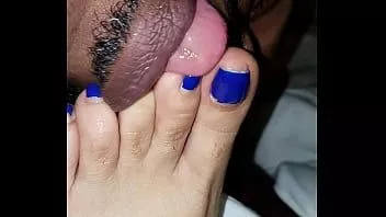 播放 我的新性感婊子莱拉想让我吸吮她的脚趾，因为她说这会让她的阴部变得湿透，湿透！！..所以我做到了！..lol
