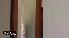 Redare Soția înșelătoare este prinsă de soț în timp ce -și futi fiul vitreg sub foi