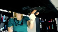 Riproduci Blonde Amateur Nurse Milks Big Cock con giocattoli sul tavolo da mungitura
