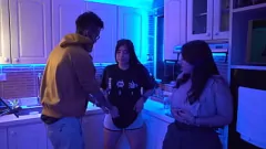 播放 热门业余青少年在厨房里弄脏了