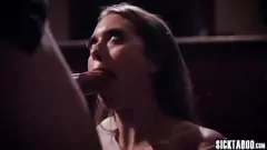 播放 吉尔·卡西迪 (Jill Kassidy)，性感的青少年女服务员，在这段铁杆禁忌色情视频中与陌生人的大鸡巴疯狂