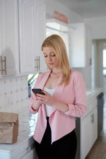 قناة Charlotte Stokely